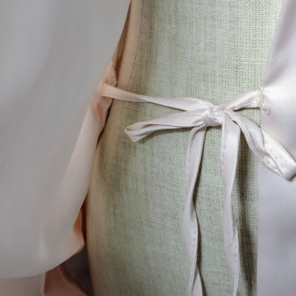 Light Pink Silky Soft Robe w/Tie Belt Closure & Extra Interior Tie Strings Lace - Picture 8 of 9